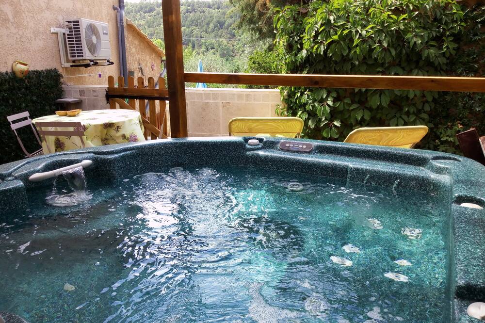 Les Lauriers Roses 3*, cozy, greenery, jacuzzi, air conditioning, linens, near river.