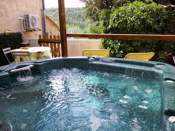 Jacuzzi privé dispo de juin à fin septembre de 10h30 à 12h30 et 16h30 à 21h00