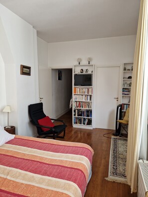 1 bedroom, iron/ironing board, free WiFi, bed sheets - CENTRE VILLE St GERMAIN PRES historic center close to river comfort calm bright (Paris)