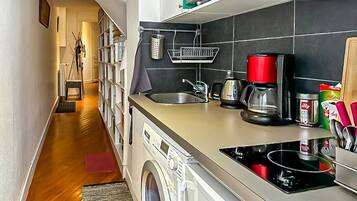 Frigorífico, microondas, placa de cocina y cafetera o tetera