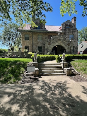 Exterior - Historic mansion in the Scarritt Renaissance District (KCMO)