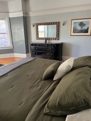 5 bedrooms, desk, iron/ironing board, free WiFi - Historic mansion in the Scarritt Renaissance District (KCMO)