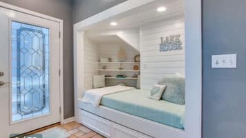 4 bedrooms, desk, iron/ironing board, travel cot