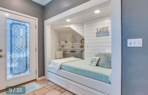 4 chambres, bureau, fer et planche à repasser, lit parapluie