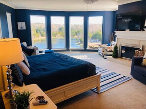 4 habitaciones, escritorio y tabla de planchar con plancha