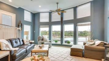 Téléviseur connecté, jeux vidéo, table de baby-foot, livres