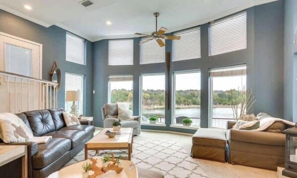 TV connectée, jeux vidéo, baby-foot, livres