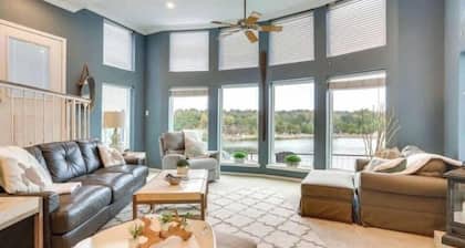 Spacious waterfront home 5acre lake fishing dock canoe Lake Texoma view Gameroom