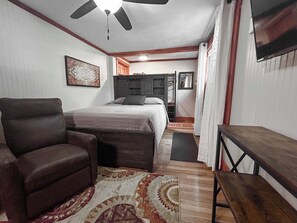 1 bedroom, desk, free WiFi, bed sheets - Rooted in Comfort, Designed for Rest (Logan)