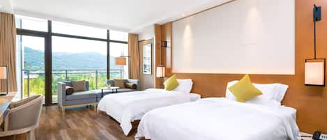 Classic Room with King Bed | Minibar, in-room safe, desk, blackout curtains