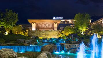 واجهة المنشأة - في المساء/الليل