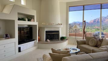 Smart TV, chimenea, libros y biblioteca musical