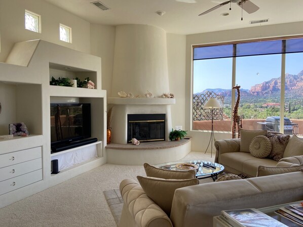 Smart TV, fireplace, books, music library - RARE FIND! Star of Sedona Villa on Vortex Land+ Red Rock Views + Stunning Deck! (Sedona)
