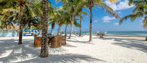 En la playa, sillas reclinables de playa, toallas de playa