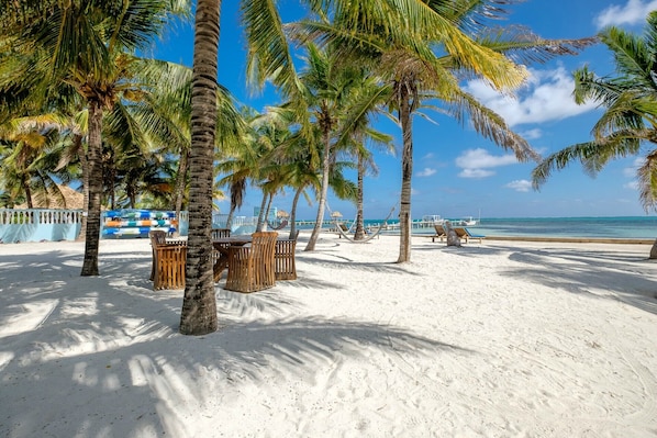 En la playa, camastros y toallas de playa 