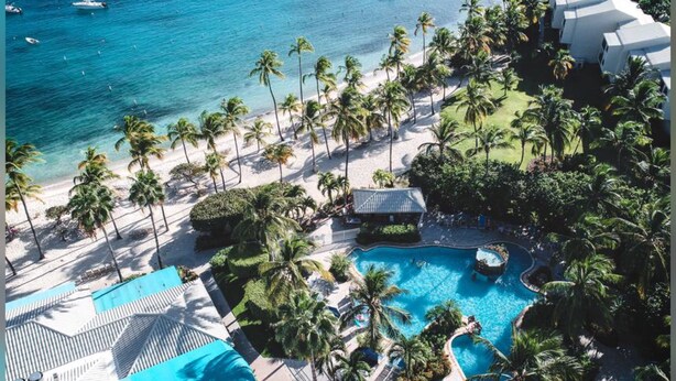 Ein Resort mit Pool, Strand und Meerblick.