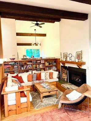 Smart TV, fireplace, DVD player, foosball - Ski-in Ski-out, Chic, Cozy & Fun, Great Location Stowe! (Stowe)