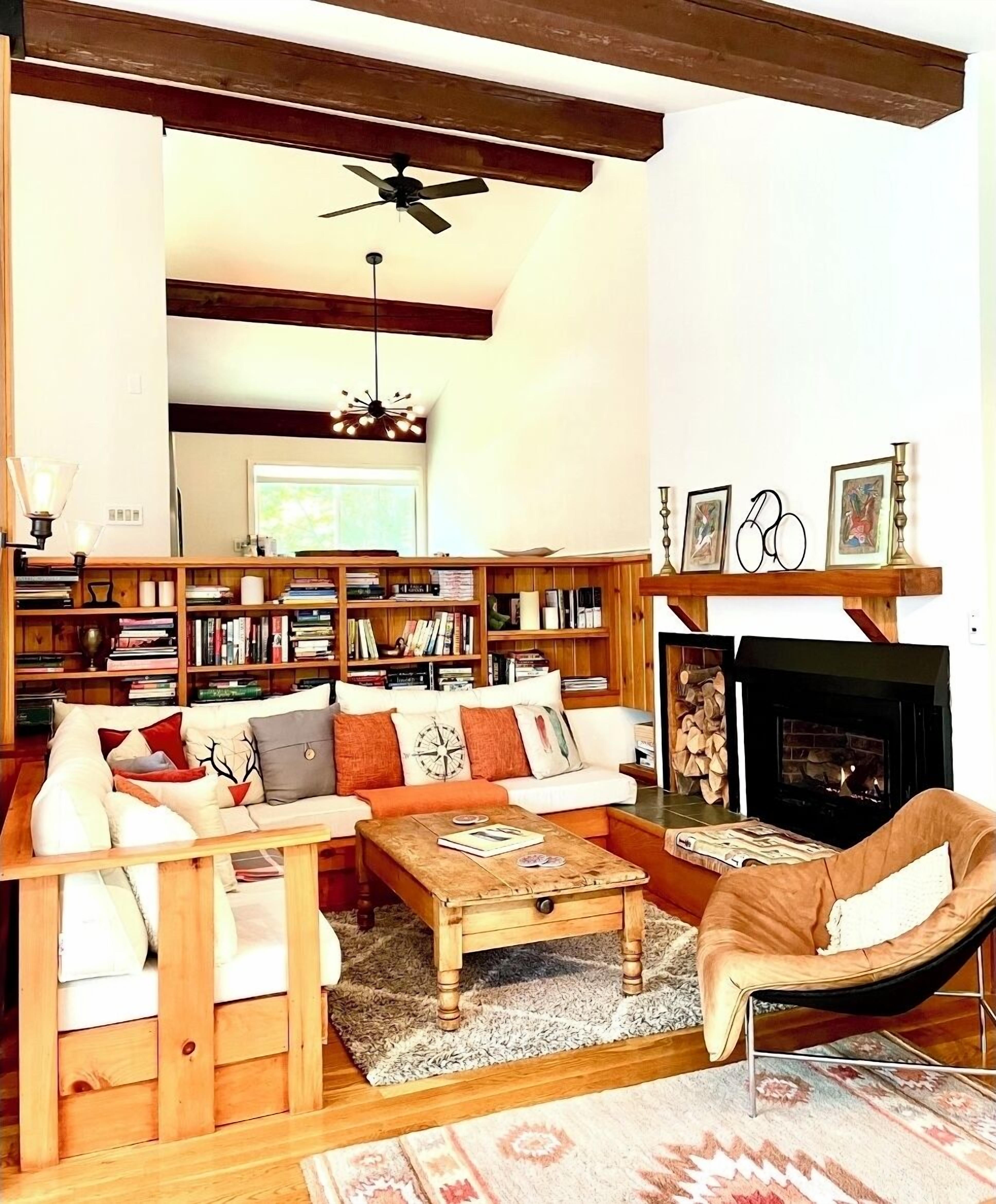 Smart TV, chimenea, reproductor de DVD y futbolito 