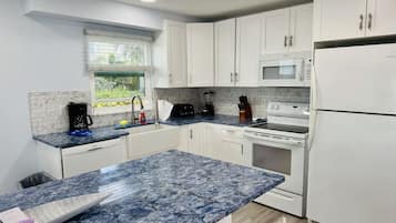 Een koelkast, een magnetron, een oven, een kookplaat