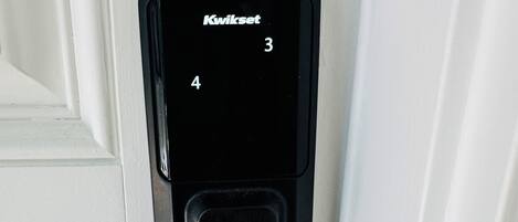 Una cerradura Kwikset en una puerta blanca.