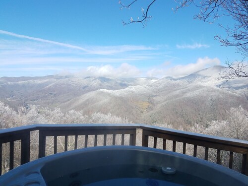 STUNNING VIEWS YEAR ROUND! Log Cabin, Hot Tub, Fireplace, Fire Pit, Private