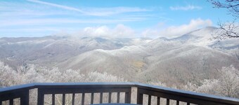 STUNNING VIEWS YEAR ROUND! Log Cabin, Hot Tub, Fireplace, Fire Pit, Private