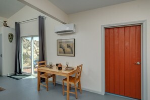 Dining - Rancho Rockotillo -  Breakfast in the Boulders next-door to National Park ! (Joshua Tree)