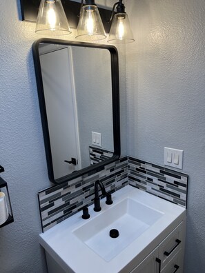 Douche, sèche-cheveux, serviettes fournies, savon