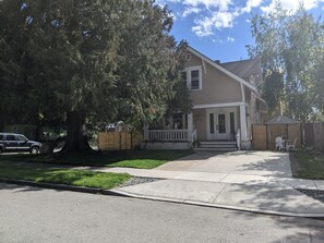 Exterior - Walking distance everywhere, yard, front porch and hot tub! (Coeur d'Alene)