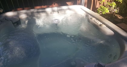 A poca distancia de todas partes, patio cercado con bañera de hidromasaje.
