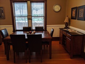 Dining - Walking distance everywhere, yard, front porch and hot tub! (Coeur d'Alene)