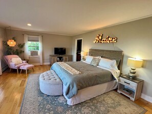 4 bedrooms, desk, iron/ironing board, travel crib