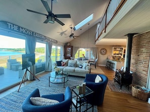 Älytelevisio, DVD-soitin, kirjoja, videokirjasto