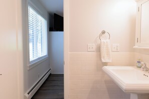 Combined shower/bathtub, hair dryer, towels