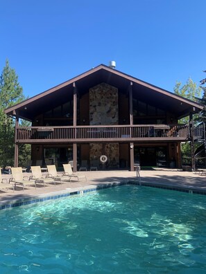 Alberca al aire libre y alberca climatizada