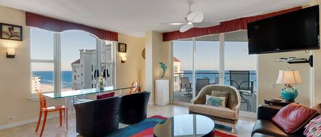 Flatscreentelevisie, een dvd-speler en boeken