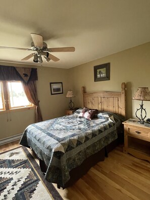 1 chambre, bureau, fer et planche à repasser, lit parapluie