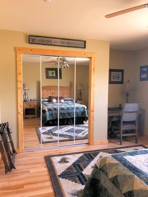 1 quarto, escrivaninha, ferros/tábuas de passar roupa, berço de viagem