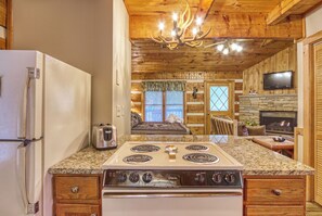Une cuisine équipée d’une cuisinière, d’un grille-pain et d’un réfrigérateur.