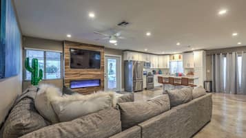 Een smart-tv, een open haard, een tafeltennistafel en boeken