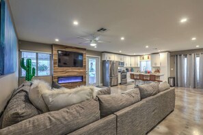 TV connectée, cheminée, table de tennis de table, livres