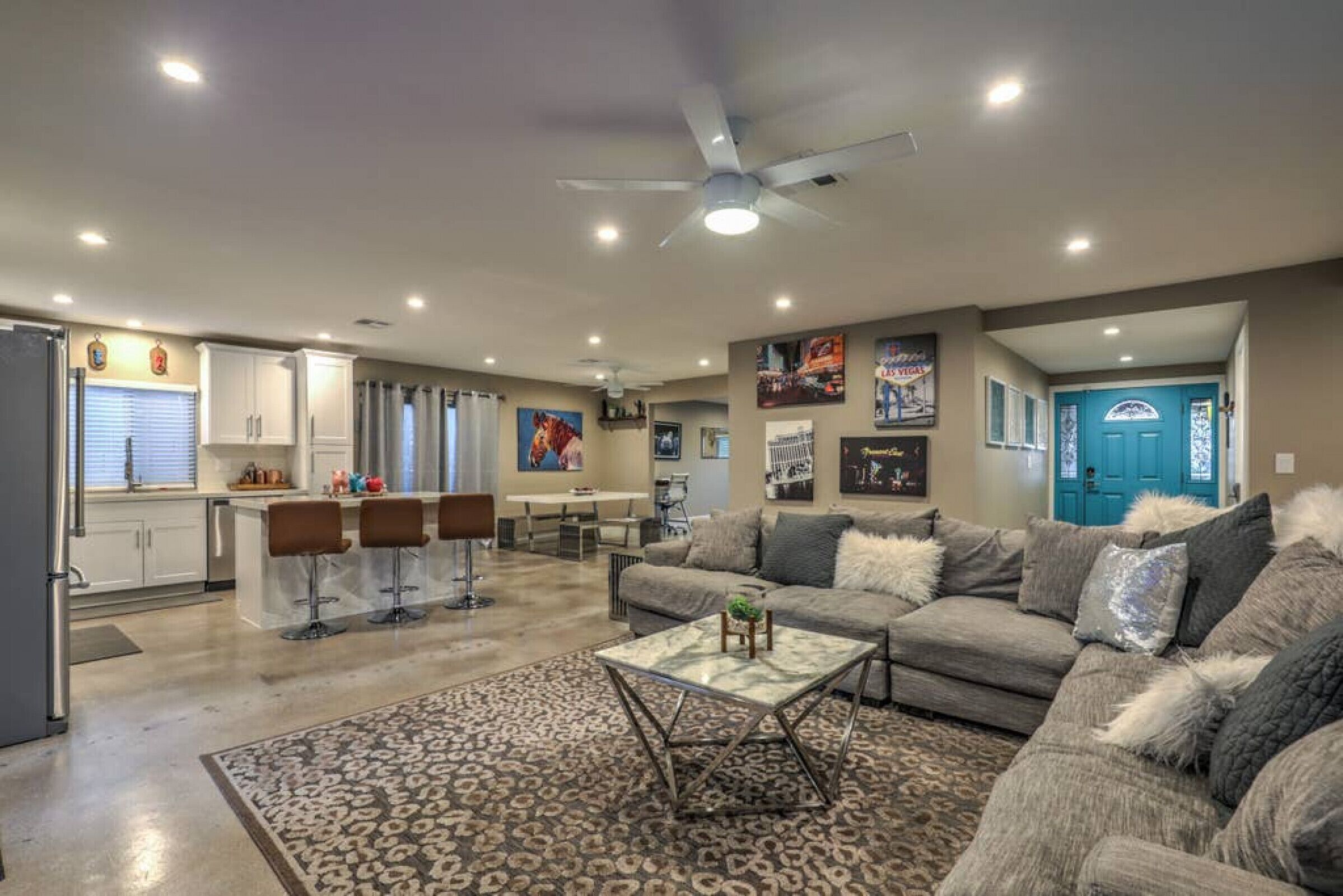 Téléviseur connecté, foyer, table de ping-pong, livres