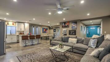 Een smart-tv, een open haard, een tafeltennistafel en boeken