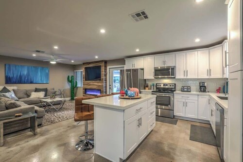 Las Vegas Retreat- Private Pool, Game Room & Spa
