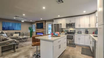 Een koelkast, een magnetron, een oven, een kookplaat