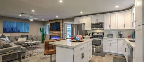 Jääkaappi, mikroaaltouuni, uuni, liesi