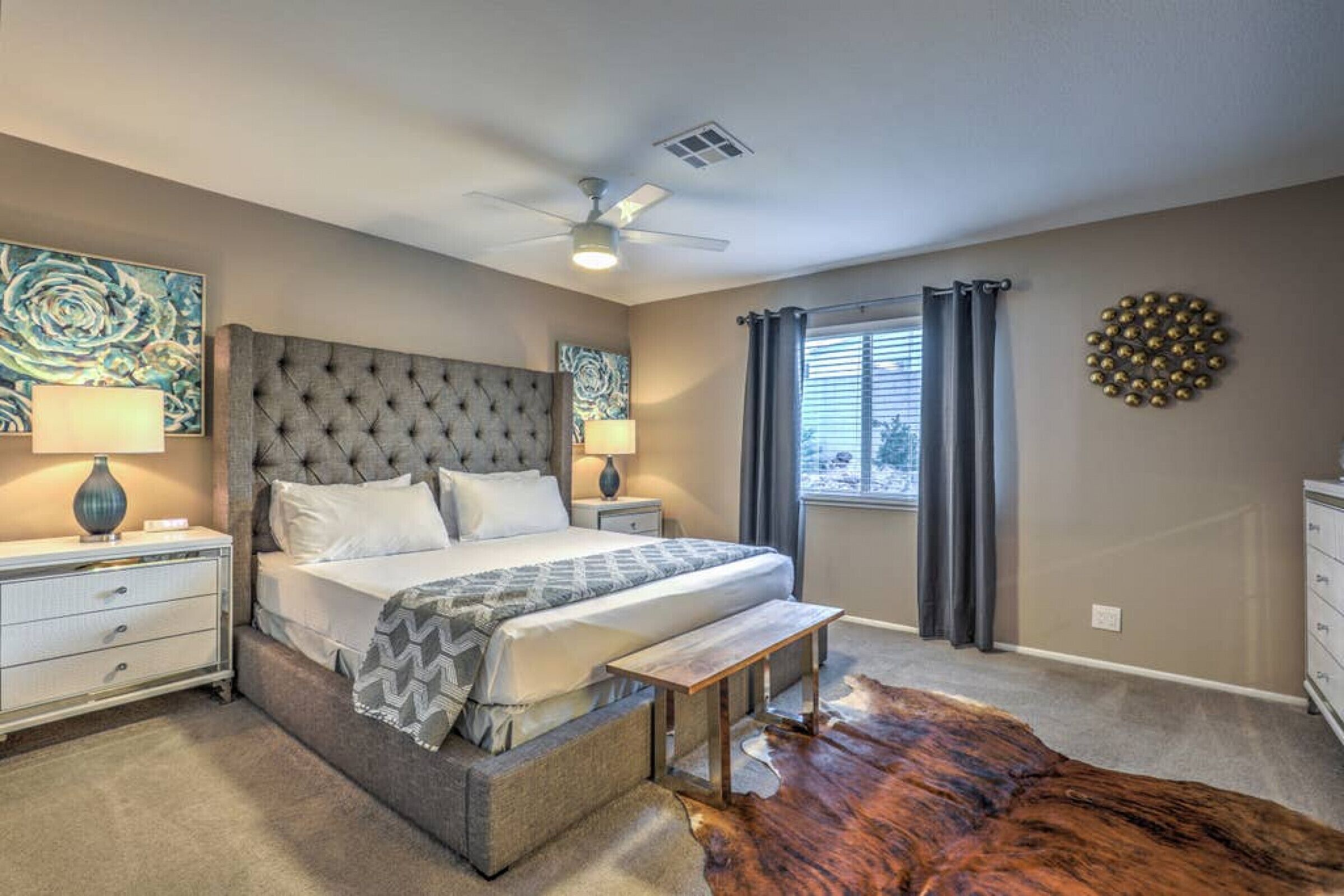 4 chambres, bureau, fer et planche à repasser, lit de bébé portatif