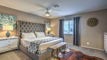 4 slaapkamers, een bureau, een strijkplank/strijkijzer, reisbedje