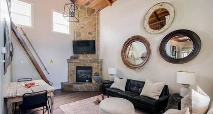 Modern Guesthouse w/ Hot Tub + Fireplace