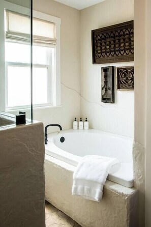Badewanne, Haartrockner, Handtücher, Shampoo